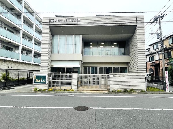 総持寺本町通保育園(緑が多く広大な大本山總持寺の隣接地にあります。自然環境を活かした体験を保育に取り入れている園です。)