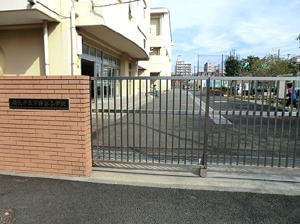 下野谷小学校(大正15年創立。教育目標は「自分が好き、友だちが好き、このまちが好き、みんなで育てる下野谷小学校」。)