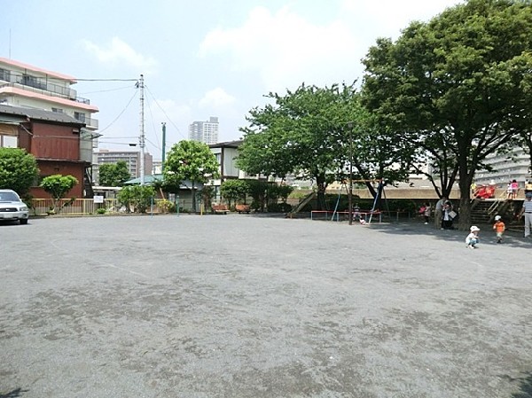 潮田第二公園(鶴見川沿いにある公園。滑り台や鉄棒・ブランコなどがありお子様も楽しめそう。春は桜が綺麗に咲きます。)