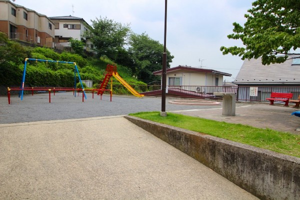 鴨居第三公園(高台にあり見晴らしが良く、都筑方面が見渡せる公園です。滑り台やブランコの遊具もありのびのび遊べそう。)
