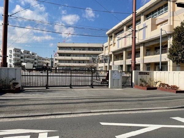 神大寺小学校(教育目標は「考える力、大好きなものを増やす、自分から行動する、人のために役立つ、世界への関心を持つ」。)