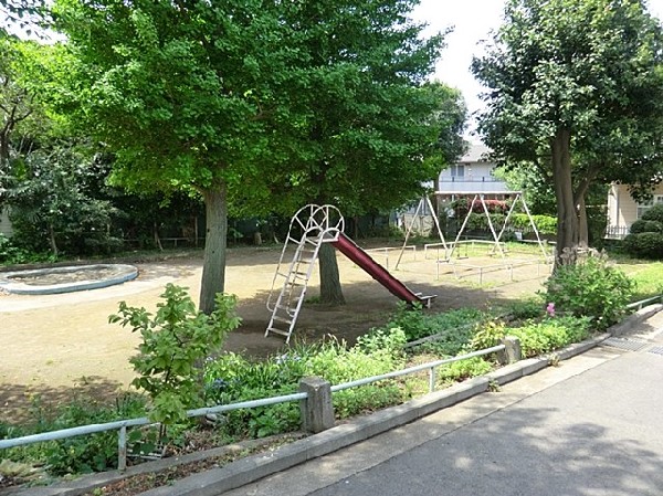六角橋五丁目公園(住宅街の中にある静かな公園。滑り台やブランコがあり小さなお子様におすすめ。春は桜が綺麗に咲きます。)