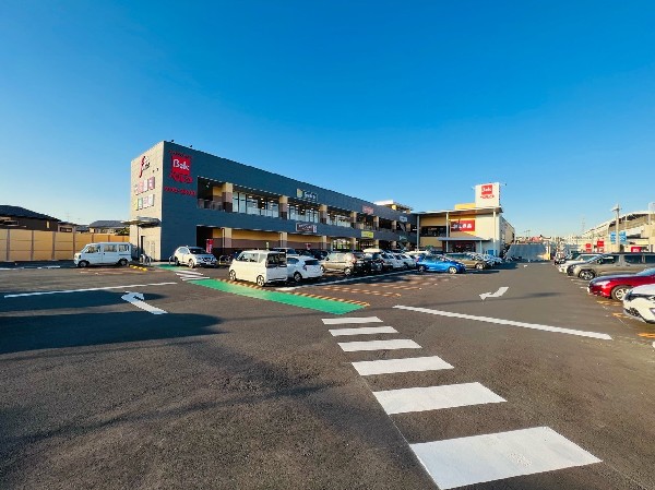 ベルク フォルテ横浜川和町店(スーパー、ドラッグストア、100円ショップ、無印良品、飲食店などが入った複合ショッピング施設です。)