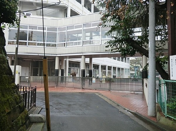 幸ヶ谷小学校(地域に根ざした教育活動と温かな校風が魅力。ESDモデル校として、環境や地域社会に関する学びを重視する。)