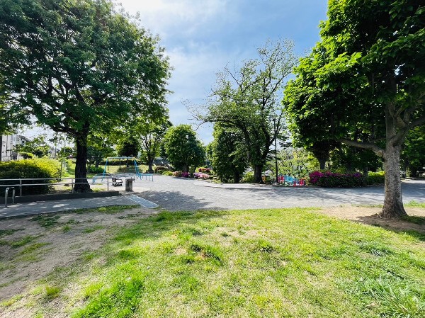 白山第一公園(住宅街の中にある公園。青空の下で駆け回ったり、遊具で遊んだり、思い思いの遊びができます。)