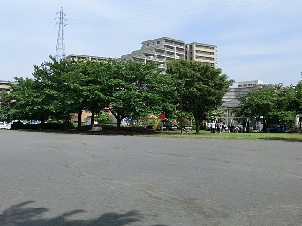 上末吉二丁目公園(走り回れる広場、ブランコ、滑り台があり小さなお子供も楽しめます。春は桜が咲き、気持ちの良い公園です。)
