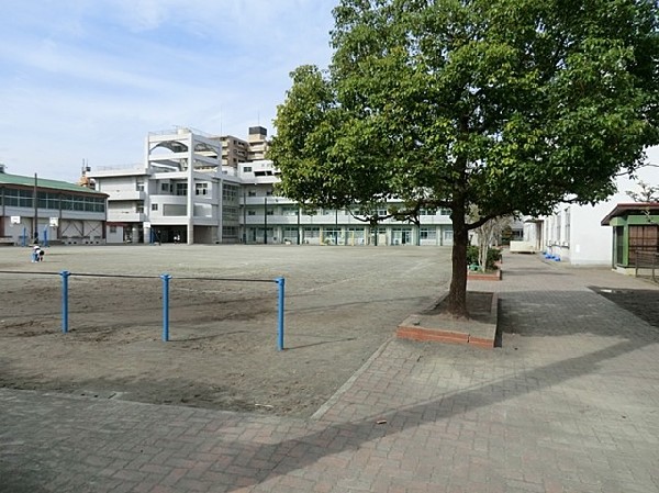 生麦小学校(2024年で開校100周年を迎えた小学校。教育目標は「元気、勇気、夢いっぱい～思い出づくり～」です。)