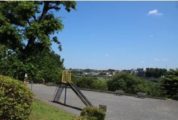 いぶき野第二公園(恩田川が流れるほとりに整備されている高台の公園。滑り台、鉄棒、ブランコ、砂場など一通りの遊具が揃う。)