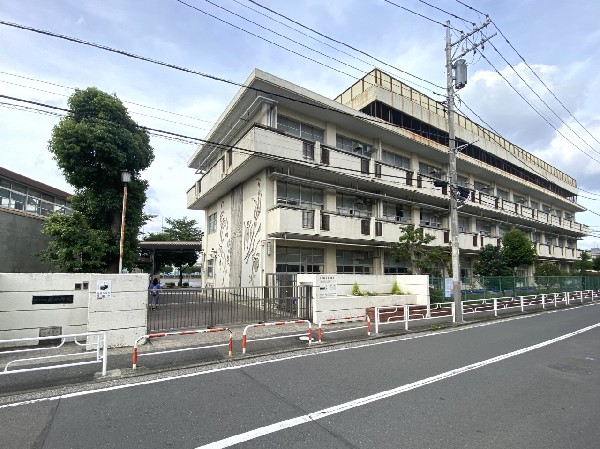 緑小学校(各学年4～5クラスの小学校。鶴見川周辺の自然に触れながら、子供たちがのびのびと学校生活を送れます。)