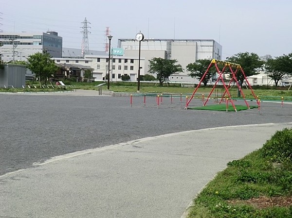 下末吉公園(鶴見川沿いの自然豊かな公園。園内には芝生広場や遊具エリア、大人向け健康器具などなども設置せれています。)