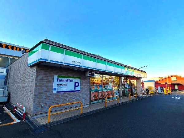 ファミリーマート横浜片倉町店(ホットスナックのファミチキが人気のコンビニ。セカンドストリート、夢庵が隣接しているので便利です。)