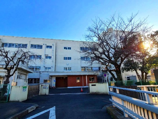 中丸小学校(各学年2クラス程の小学校。教育目標は「学び合い　ひびき合い　高め合い　ともに生きる中丸の子」。)