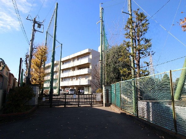 六角橋中学校(各学年7～8クラスのマンモス校。校庭が広く部活動が活発。柔道部、剣道部、水泳部、陸上部等が強豪です。)