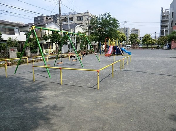 浅間車庫前公園(市営バスの車庫とスポーツセンターが近くにある公園。複合遊具やブランコなど遊具がそろっています。)