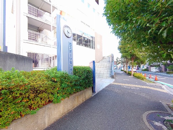 横浜市西スポーツセンター(体育館が２つありフットサル、バスケ、卓球等が可能。トレーニング室には各種筋トレ用マシン有。屋内プール有。)