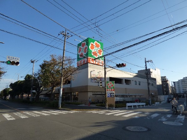 ライフ鶴見下野谷町店(鶴見周辺で一番の広さ、品揃えのスーパー。清潔感のある店内で買い物しやすい。約100台の広い駐車場有。)