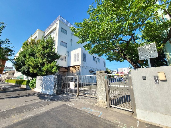 汐入小学校(確かな学力・豊かな心・健やかにな体・公共心と社会参画意識・国際社会に寄与する開かれた心を身に付けます)