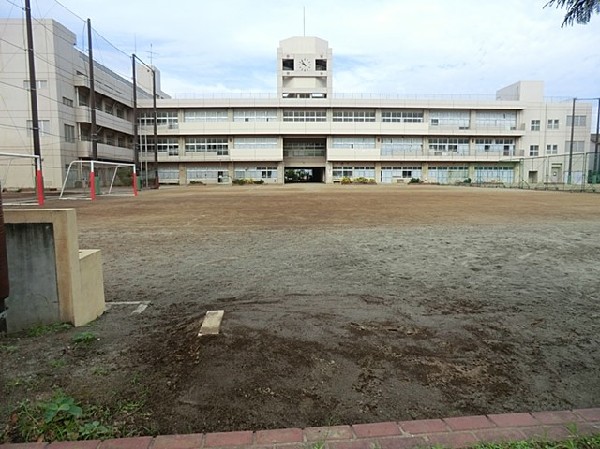 寛政中学校(昭和37年創立、各学年2クラス程の中学校。教育目標は「自ら学び社会とつながり ともに未来を創る人」)