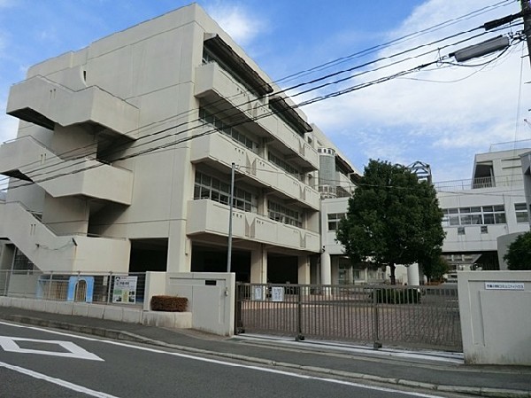 市場小学校(ホタルの鑑賞会や町内のお盆祭り、炊き出しの会、運動会など楽しい行事が充実。たくさんの思い出を作れます。)