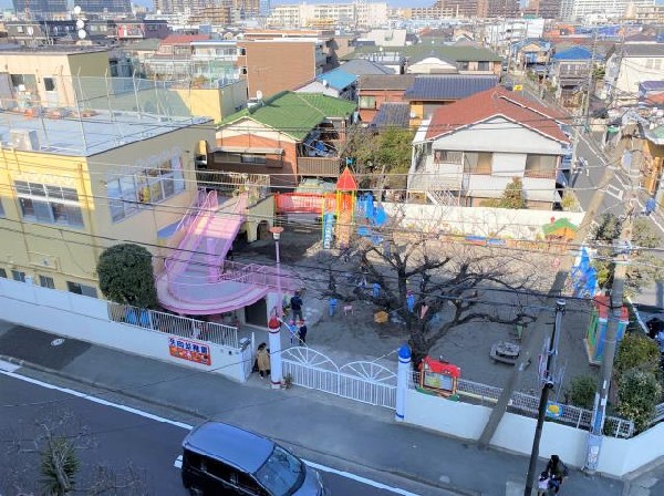 矢向幼稚園(日々の中心は園庭で遊ぶことですが、年長になると茶道やリトミック、スイミングなどが取り入れられます。)