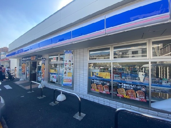 ローソン 東寺尾一丁目店(コーヒーやスイーツ、ホットスナックが人気のコンビニエンスストア。酒たばこ取扱い有。無料Wi-Fi有。)