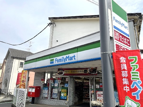 ファミリーマート 竹山団地店(時間を問わず、幅広い品物が揃うコンビニ。フライヤー商品やスイーツなど美味しいオリジナル商品が魅力的。)