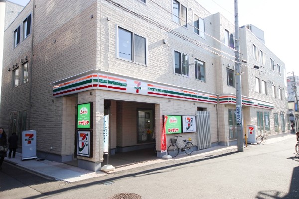サイゼリヤ生麦駅前店(手頃な価格でイタリアンを提供するファミレス。ドリアやサラダが人気でワインや1品料理も充実しています。)