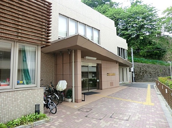 総持寺保育園(緑が多く広大な大本山總持寺の隣接地にあり、恵まれた自然環境を生かした遊びを取り入れている保育園です。)