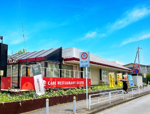 ガスト鴨居店(お子様連れでも安心して食べに行けるファミリーレストラン。ドリンクバーあり。猫ロボットが料理を運びます。)