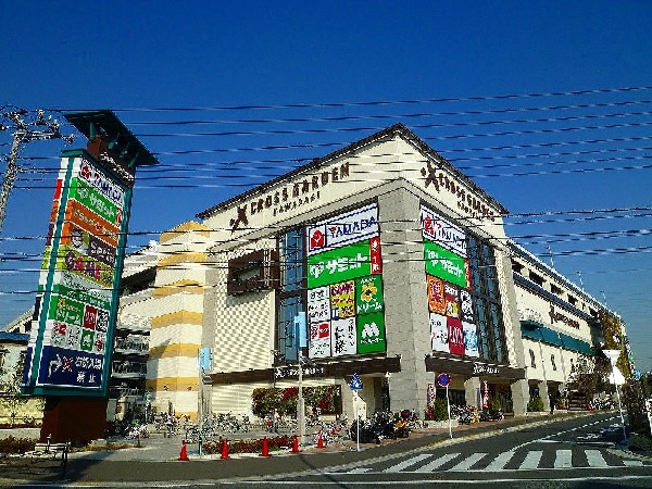 クロスガーデン川崎(人気のあるスーパーのＯＫをはじめ、ドラッグストア、ヤマダ電機、飲食店、病院などが入る商業施設。)