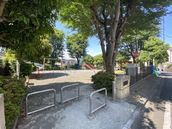 菅田西長谷公園(住宅街の中にある静かな公園。滑り台やブランコがありお子様も楽しめそう。木陰やベンチがあり休憩できます。)