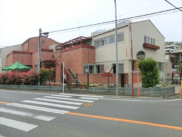 保育園こりす(レンガ調の可愛い建物の保育園。人工芝のグラウンドがあります。身近な体験を通し生きる力の芽を育んでいます。)