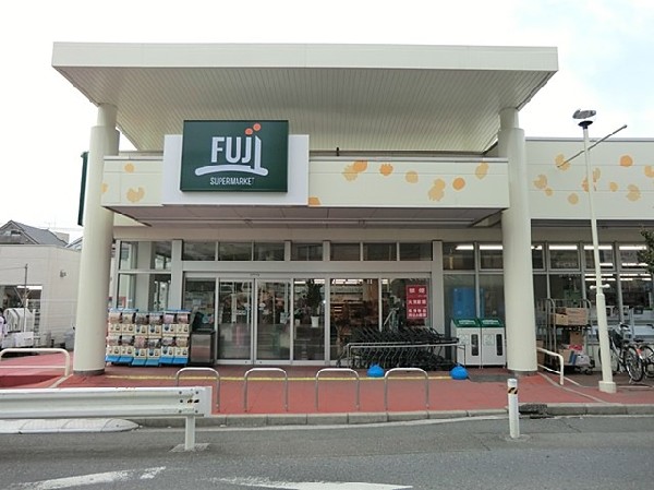 FUJI馬場店(鮮度・旬・グレードにこだわった食材を提供。店内調理のベーカリーやお総菜なども充実。駐車場79台あり。)