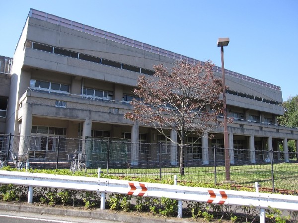 中山中学校(各学年7~8クラスと生徒数の多い中学校。四季の森公園に隣接し、自然に囲まれた環境の中にあります。)