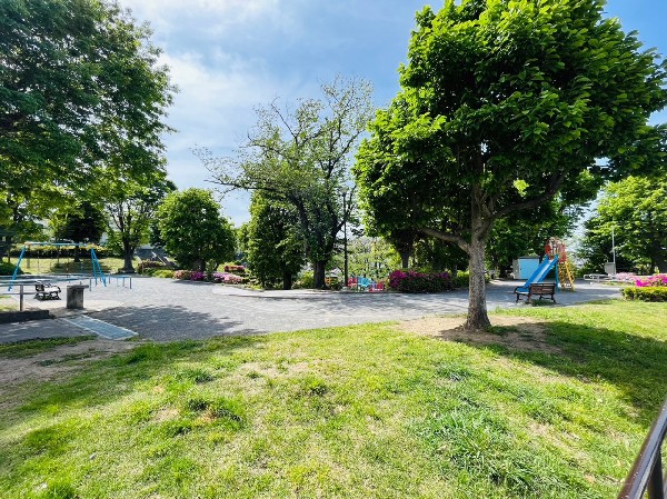 白山町第一公園(カラフルな複合遊具が子供たちに人気な白山地区の中で一番大きな公園です。春には桜が咲き、お花見も○)