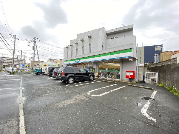 ファミリーマート 白山二丁目店(ホットスナックのファミチキが人気。酒たばこ取扱い有。無料Wi-Fi有。各種バーコード決済利用可能。)