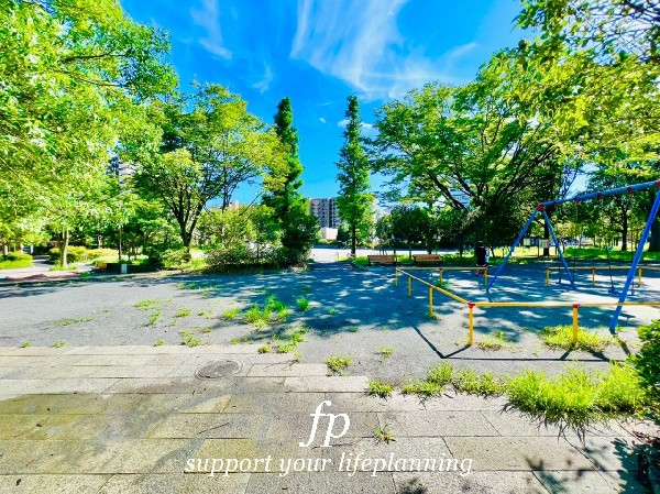 西久保町公園(敷地内には滑り台やブランコ、広めの砂場などの遊具が配置されており、子どもたちがのびのび遊べます。)