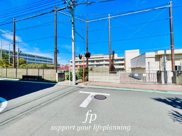 富士見台小学校(創立70周年を向かえる小学校。教育目標は「互いにひびき合う学校　学び合う・認め合う・生かし合う」。)