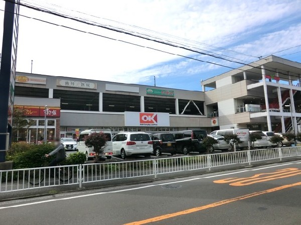 オーケー西寺尾店(スーパー総選挙３年連続第一位。地域一番の安さを目指す人気のスーパー。2階建てで、衣料品なども取り扱う。)