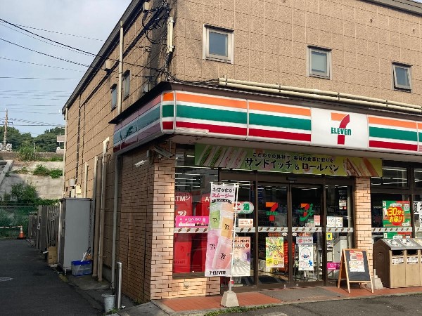 セブン-イレブン 横浜松見町３丁目店(時間を問わず、幅広い品物が揃うコンビニ。日常生活に深く関係する最重要施設として欠かせない存在です。)