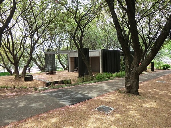 菊名桜山公園(春には約200本の八重桜が咲き誇る桜の名所。お花見や散策にぴったりの自然とふれあえる癒しのスポット。)