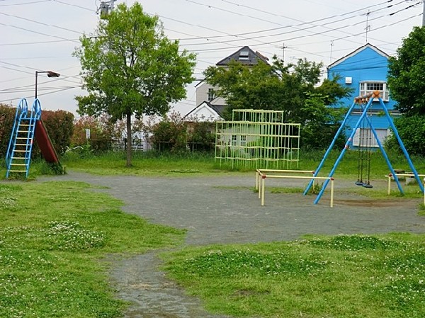 上台北公園(滑り台、ブランコ、ジャングルジムがあり、近隣の方からも整備の行き届いた公園として親しまれています。)