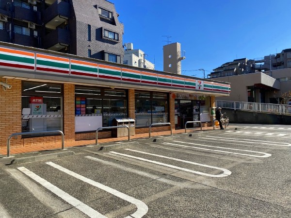 セブンイレブン片倉町店(おにぎりやスイーツ、日用品まで幅広く取り揃え。24時間いつでも気軽に立ち寄れるので近くにあると便利。)