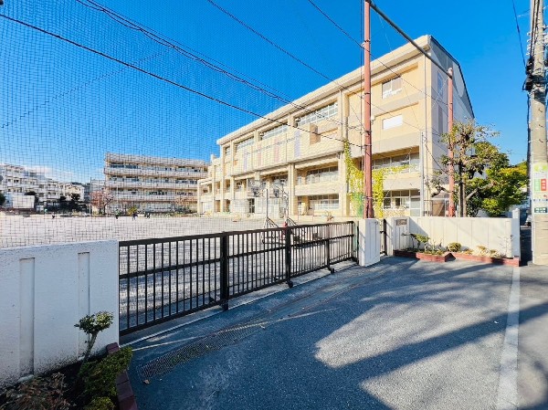 神大寺小学校(教育目標は「考える力、大好きなものを増やす、自分から行動する、人のために役立つ、世界への関心を持つ」)