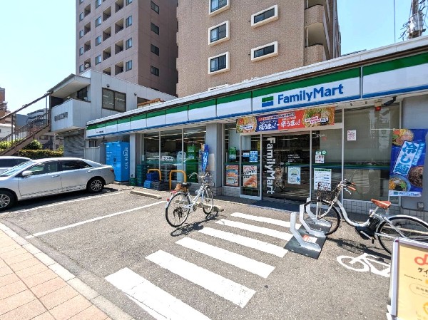 ファミリーマート アスロード横浜生麦店(時間を問わず、幅広い品物が揃うコンビニ。フライヤー商品やスイーツなど美味しいオリジナル商品が続々登場)