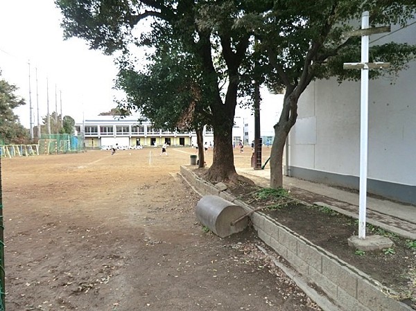 生麦中学校(子安台公園の近くにある中学校。百人一首大会などの楽しい行事を行う。制服がブレザーで可愛いと人気です。)