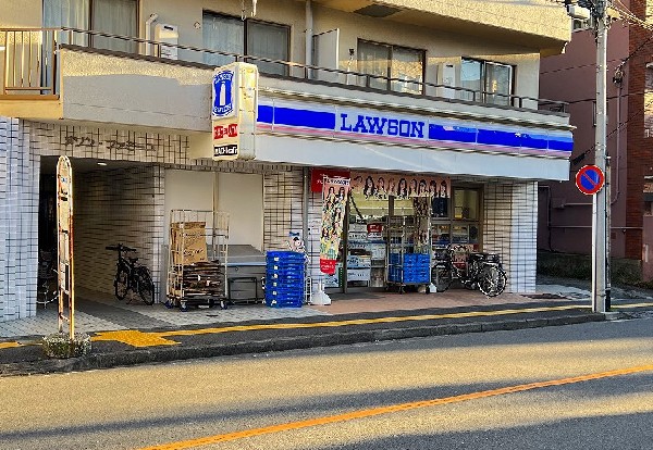ローソン横浜西前町店(コーヒーやスイーツが人気のコンビニエンスストア。たばこ、無印良品の取扱い有。無料Wi-Fi有。)