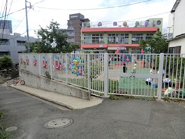 藤棚幼稚園(園庭のある幼稚園。最後まで頑張れるよう励まし、達成感を味わうことでやる気を引き出す「やる気の循環」を作る。)