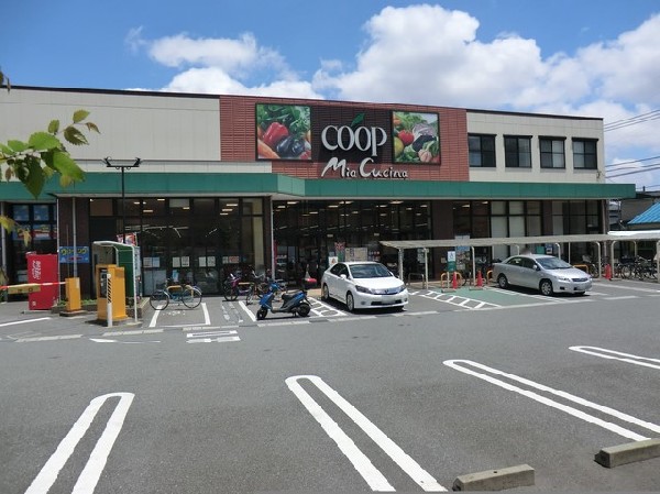 ユーコープミアクチーナ末吉店(「安心、良質、お求めやすい価格」をモットーに、信頼できる食材を提供。営業時間9～21時。駐車場あり。)