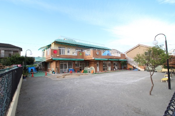 上末吉白百合保育園(木の温もりある園舎、運動会も行える広い園庭が特徴。三ツ池公園や鶴見川での戸外活動を大切にしています。)